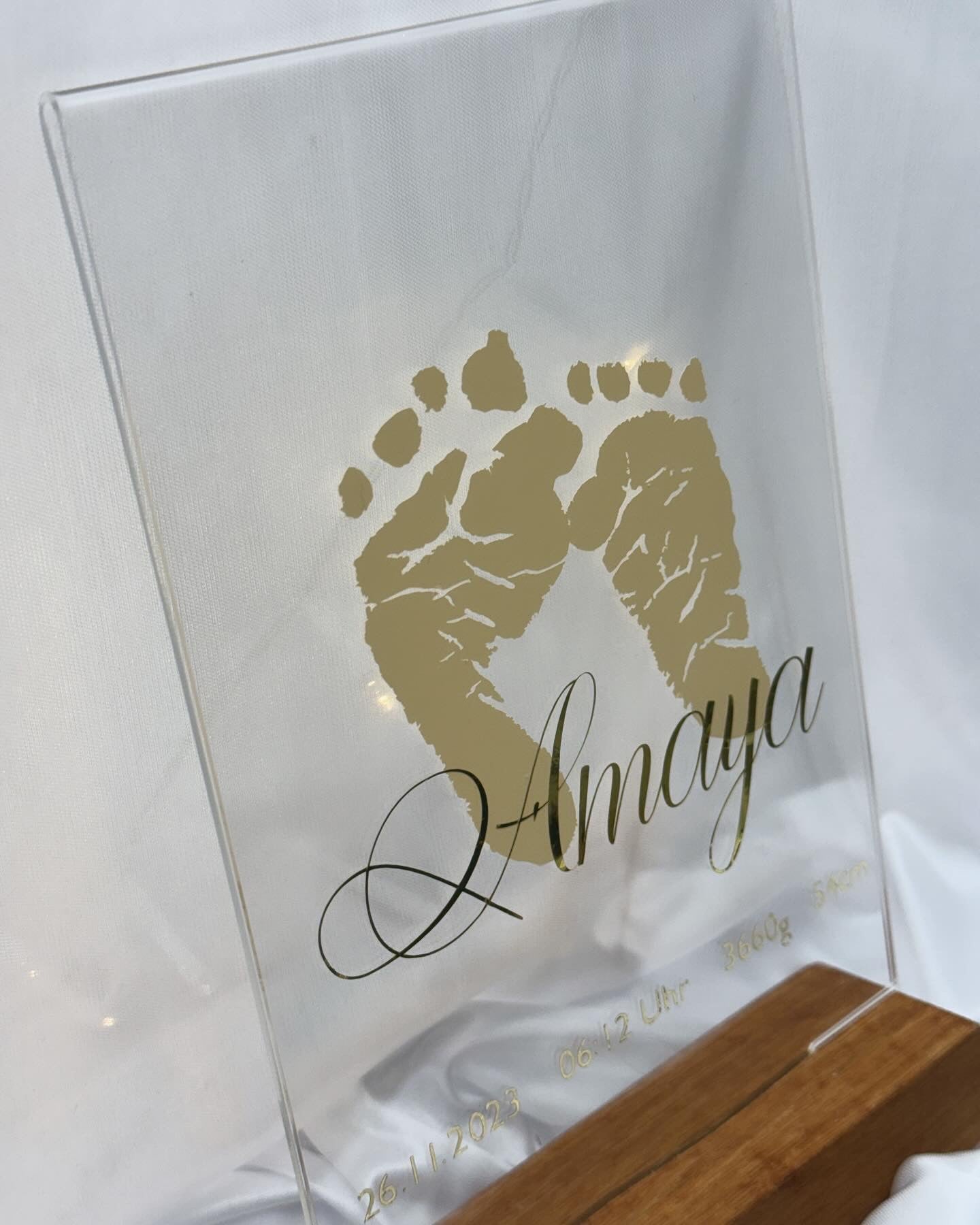Acrylaufsteller mit Baby´s Geburtsdaten und originalem Fußabdruck