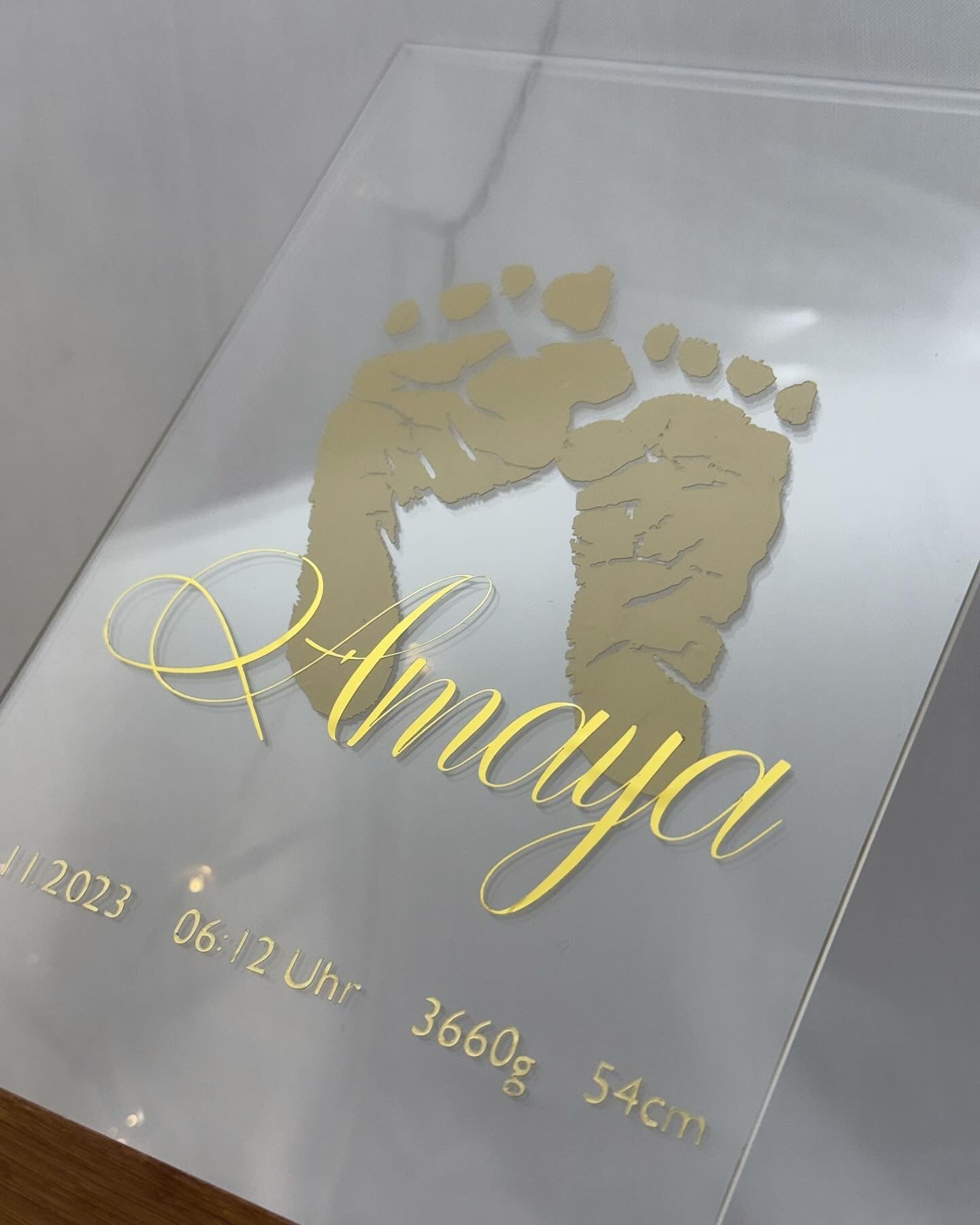 Acrylaufsteller mit Baby´s Geburtsdaten und originalem Fußabdruck